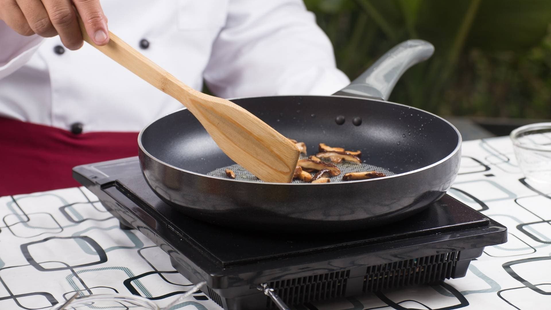 Xào nấm đến khi vàng nhẹ để tạo mùi thơm cho nền xốt
