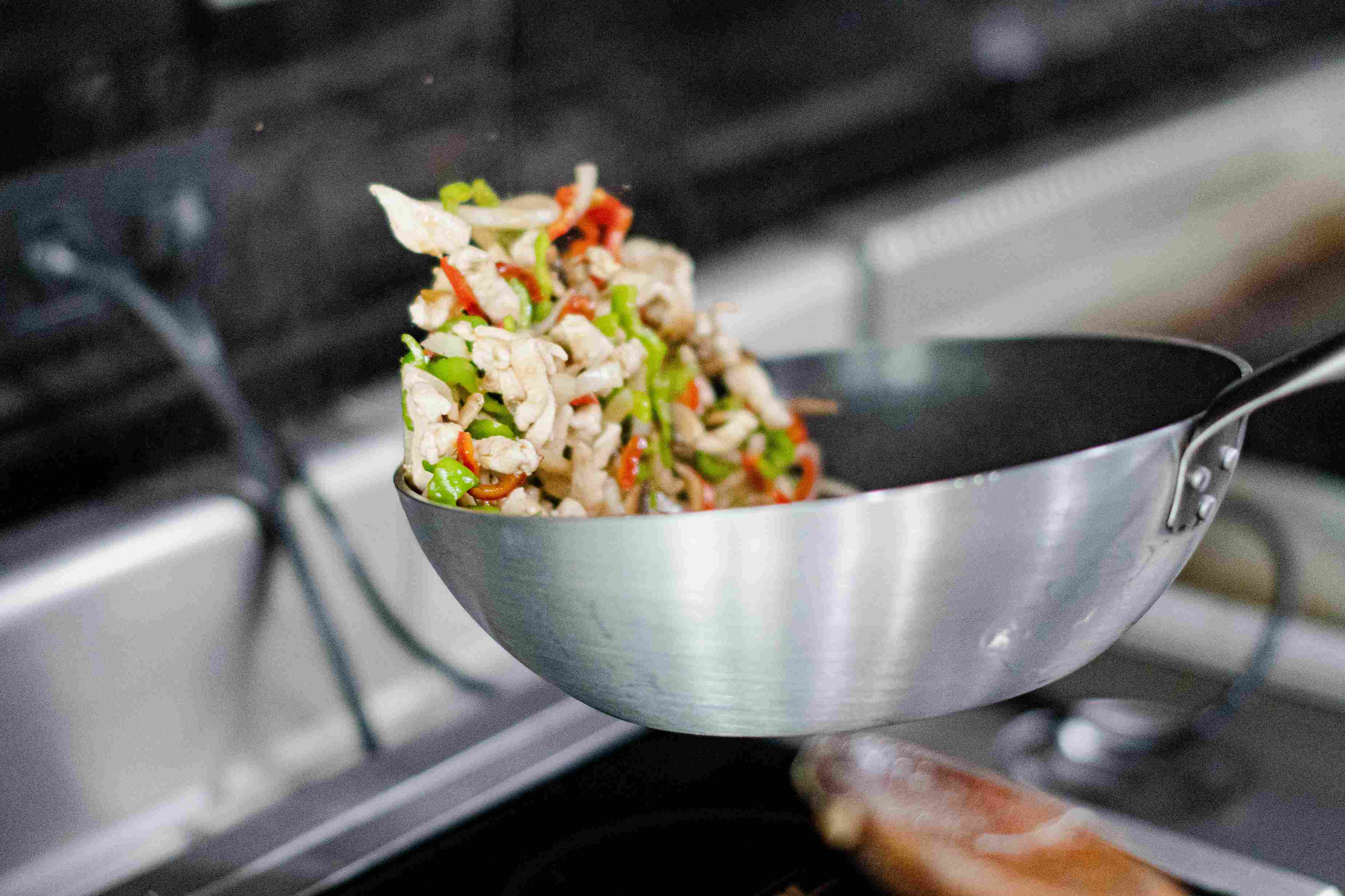 Xào rau củ làm cơm chiên hải sản
