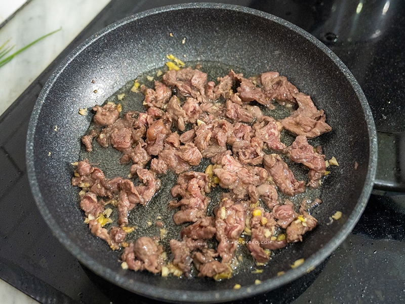 Xào thịt bò làm pizza bò