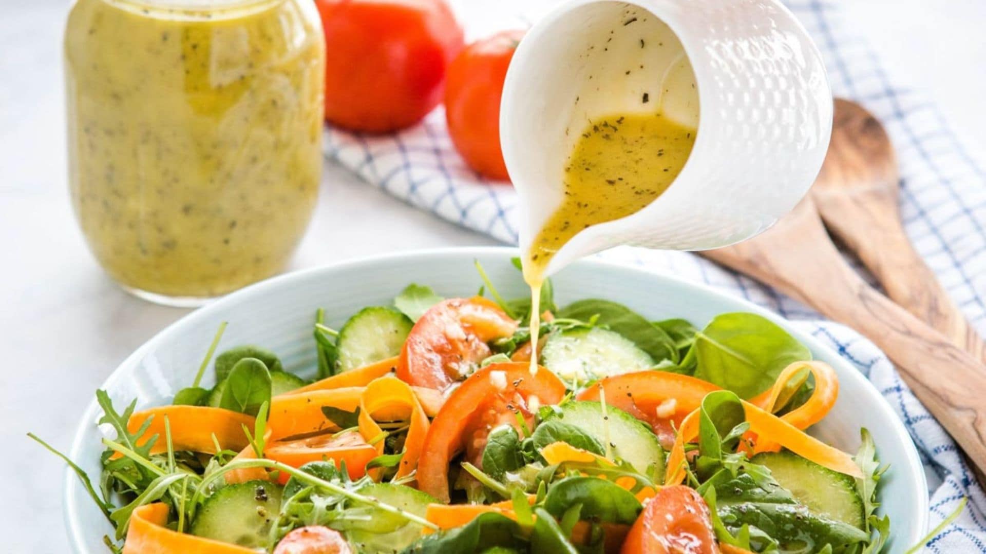Xốt dầu giấm có vị chua nhẹ, ngọt dịu và thơm béo, giúp salad giữ được độ tươi ngon và dễ ăn.