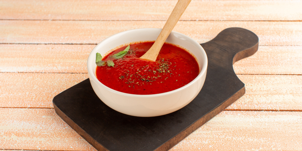 Bạn cho tương ớt gochujang, mật ong, nước tương, dầu mè, tỏi, gừng, đường nâu và ớt bột vào tô