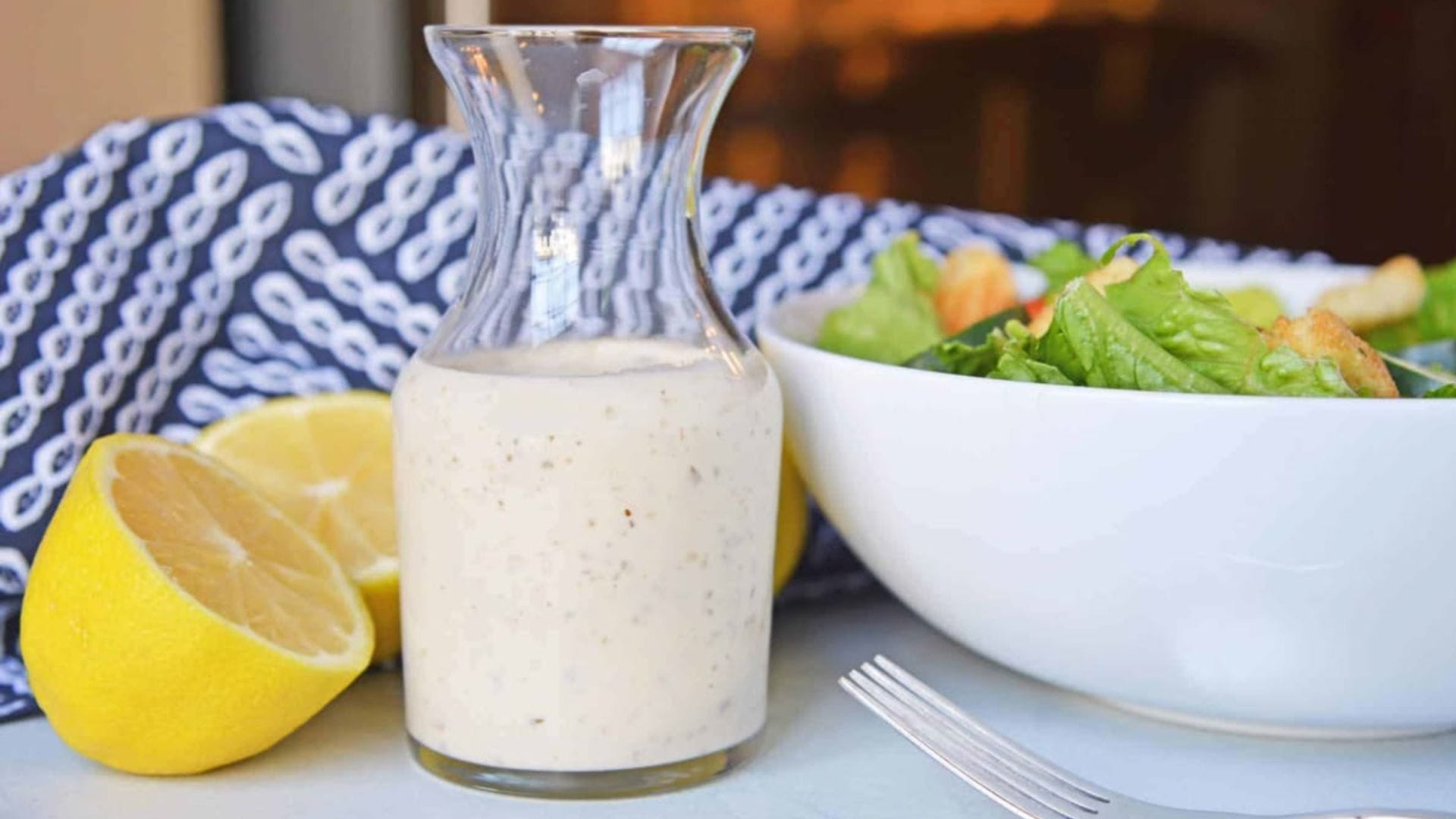 Xốt kem sữa chua béo nhẹ, chua thanh, mềm mịn, dễ kết hợp với nhiều loại salad.