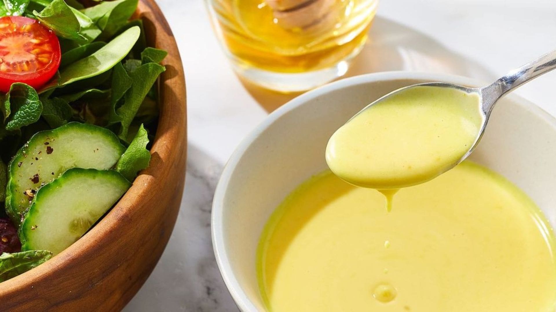Xốt mật ong mù tạt hòa quyện vị ngọt dịu, chua nhẹ và cay thơm, thích hợp cho salad kết hợp cùng thịt hoặc rau củ.