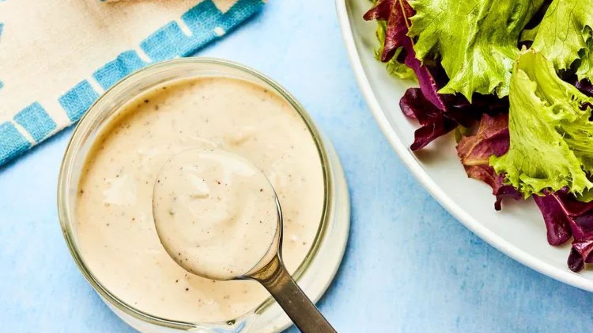Xốt mayonnaise chanh béo mịn, chua thanh và ngọt dịu, giúp món salad thêm đậm đà mà không quá ngấy.
