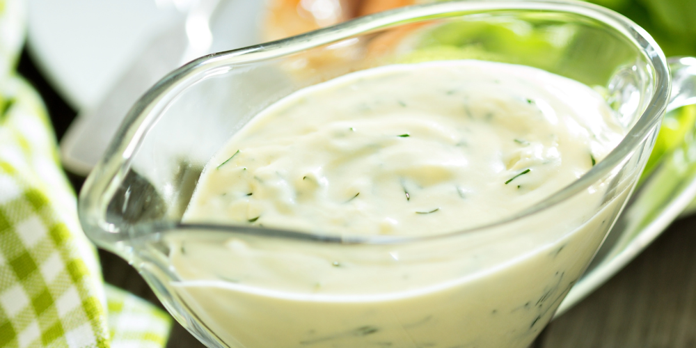 Bạn cho mayonnaise, một chút xốt tiêu hoặc xốt chanh và vài giọt nước cốt chanh