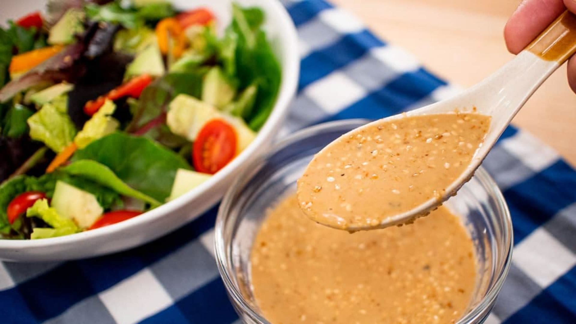 Xốt mè rang sánh mịn, béo thơm và đậm vị, phù hợp cho những món salad rau củ thanh nhẹ.