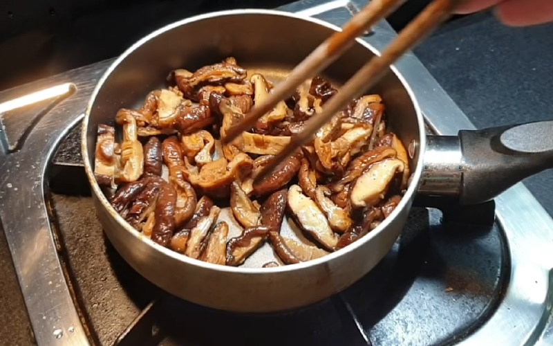 Đảo nấm hương trên lửa nhỏ