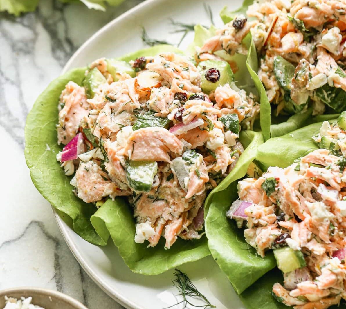 Salad cá hồi dùng kèm xốt sữa chua, cân bằng độ béo
