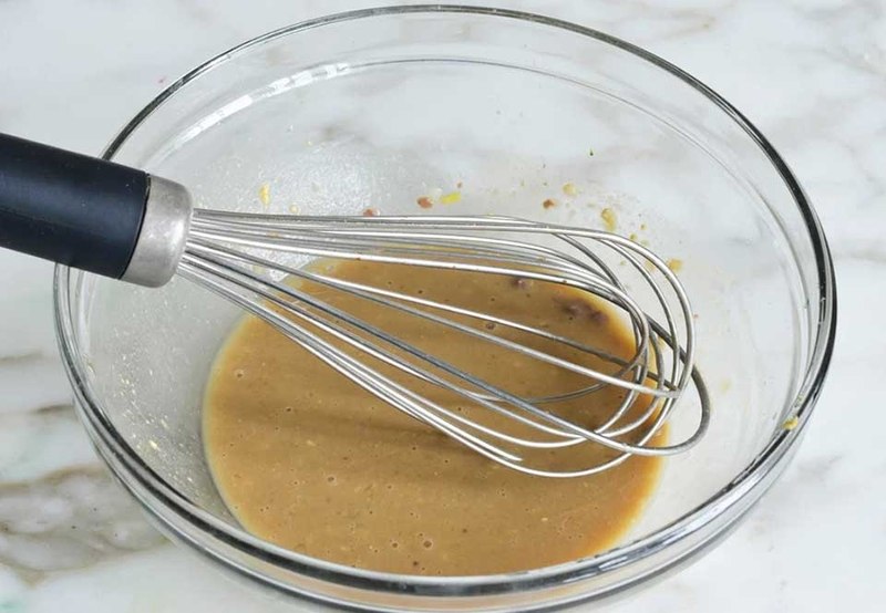 Đánh các nguyên liệu để tạo thành hỗn hợp
